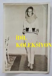 YEŞİLÇAM OYUNCUSU AYNUR AYDAN'IN ORİJİNAL 2'Lİ FOTOĞRAF SETİ - 18 x 12 cm EBADINDA - AYNUR AYDAN, ELİNDE ÇİÇEKLER ve İÇECEKLERLE AYAKTA POZ VERİRKEN ÇEKİLMİŞ 2 FARKLI KARE