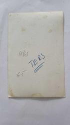 YEŞİLÇAM OYUNCUSU AYNUR AYDAN'IN ORİJİNAL 2'Lİ FOTOĞRAF SETİ - 18 x 12 cm EBADINDA - AYNUR AYDAN, ELİNDE ÇİÇEKLER ve İÇECEKLERLE AYAKTA POZ VERİRKEN ÇEKİLMİŞ 2 FARKLI KARE