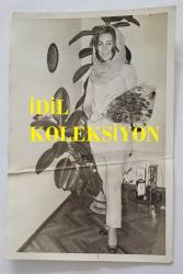 YEŞİLÇAM OYUNCUSU AYNUR AYDAN'IN ORİJİNAL 2'Lİ FOTOĞRAF SETİ - 18 x 12 cm EBADINDA - AYNUR AYDAN, ELİNDE ÇİÇEKLER ve İÇECEKLERLE AYAKTA POZ VERİRKEN ÇEKİLMİŞ 2 FARKLI KARE