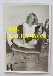 YEŞİLÇAM OYUNCUSU AYNUR AYDAN'IN ORİJİNAL 2'Lİ FOTOĞRAF SETİ - 18 x 12 cm EBADINDA - AYNUR AYDAN, YERDE ve KOLTUKTA POZ VERİRKEN ÇEKİLMİŞ 2 FARKLI KARE