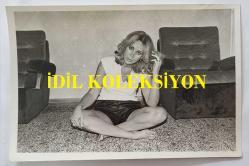 YEŞİLÇAM OYUNCUSU AYNUR AYDAN'IN ORİJİNAL 2'Lİ FOTOĞRAF SETİ - 18 x 12 cm EBADINDA - AYNUR AYDAN, YERDE ve KOLTUKTA POZ VERİRKEN ÇEKİLMİŞ 2 FARKLI KARE