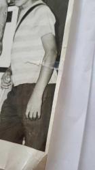 YEŞİLÇAM OYUNCUSU AYNUR AYDAN'IN BÜYÜK BOY ORİJİNAL FOTOĞRAFI - 24 x 18 cm EBADINDA - AYNUR AYDAN, ÇİÇEK DESENLERİYLE BOYANMIŞ OLARAK ÇOCUKLARIN YANINDA POZ VERİRKEN ÇEKİLMİŞ BİR KARE