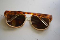 2 ADET GÖZLÜK 1 TANE GÖZLÜK KABI 1 TANE ÇANTA HEPSİDE GÖNDERILECEKTIR    (((ANTİK KOLİ 7