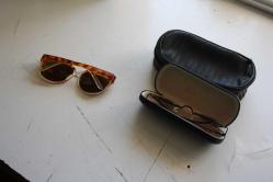 2 ADET GÖZLÜK 1 TANE GÖZLÜK KABI 1 TANE ÇANTA HEPSİDE GÖNDERILECEKTIR    (((ANTİK KOLİ 7