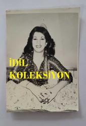 TÜRK HALK MÜZİĞİ SANATÇISI HÜLYA SÜER'İN ORİJİNAL FOTOĞRAFI - 11 x 8 cm EBADINDA - HÜLYA SÜER GÜLÜMSEYEREK POZ VERİRKEN ÇEKİLMİŞ BİR KARE