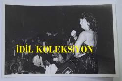 TÜRK HALK MÜZİĞİ SANATÇISI HÜLYA SÜER'İN ORİJİNAL FOTOĞRAFI - 18 x 12 cm EBADINDA - HÜLYA SÜER SAHNE ALDIĞI KONSERDE TÜRKÜ OKURKEN ÇEKİLMİŞ BİR KARE