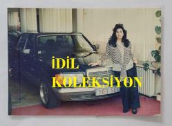TÜRK HALK MÜZİĞİ SANATÇISI HÜLYA SÜER'İN ORİJİNAL FOTOĞRAFI - 12,5 x 9 cm EBADINDA - HÜLYA SÜER, MERCEDES OTOMOBİLİN ÖNÜNDE POZ VERİRKEN ÇEKİLMİŞ BİR KARE. MART 1989