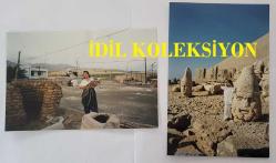 TÜRK HALK MÜZİĞİ SANATÇISI HÜLYA SÜER'İN ORİJİNAL 2'Lİ FOTOĞRAF SETİ - 15 x 10 cm EBADINDA - HÜLYA SÜER, NEMRUT'UN ZİRVESİNDE KLİP ÇEKİMLERİNDEYKEN KAYDEDİLMİŞ 2 FARKLI KARE. 1995