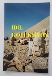 TÜRK HALK MÜZİĞİ SANATÇISI HÜLYA SÜER'İN ORİJİNAL 2'Lİ FOTOĞRAF SETİ - 15 x 10 cm EBADINDA - HÜLYA SÜER, NEMRUT'UN ZİRVESİNDE KLİP ÇEKİMLERİNDEYKEN KAYDEDİLMİŞ 2 FARKLI KARE. 1995