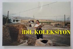 TÜRK HALK MÜZİĞİ SANATÇISI HÜLYA SÜER'İN ORİJİNAL 2'Lİ FOTOĞRAF SETİ - 15 x 10 cm EBADINDA - HÜLYA SÜER, NEMRUT'UN ZİRVESİNDE KLİP ÇEKİMLERİNDEYKEN KAYDEDİLMİŞ 2 FARKLI KARE. 1995