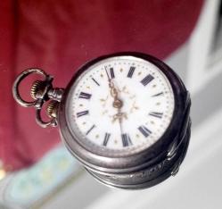 GÜMÜŞ ÜZERİNE ALTIN İŞLEMELİ SAAT  ÇALIŞMIYOR HALİ İLE