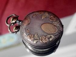 GÜMÜŞ ÜZERİNE ALTIN İŞLEMELİ SAAT  ÇALIŞMIYOR HALİ İLE