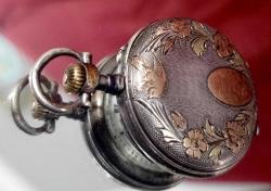 GÜMÜŞ ÜZERİNE ALTIN İŞLEMELİ SAAT  ÇALIŞMIYOR HALİ İLE