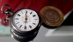 GÜMÜŞ ÜZERİNE ALTIN İŞLEMELİ SAAT  ÇALIŞMIYOR HALİ İLE