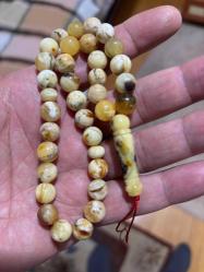 Orjinal kayadan fosilleri üzerinde damla kehribar tespih