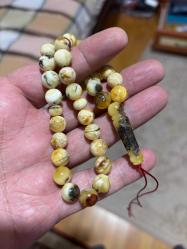 Orjinal kayadan fosilleri üzerinde damla kehribar tespih