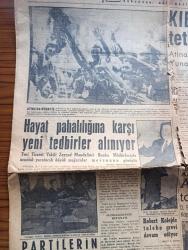 Milliyet Gazetesi - Turkish Newspaper - 11 Mayıs 1956 - Atina'da nümayiş fotoğraf - Kıbrıslı 2 rum tethişçi idam edildi - Atina'daki elçilikler muhafaza altında - Yeni Ticaret vekili Zeyyat Mandalinci konuşuyor fotoğraf - hayat pahalılığına karşı yeni tedbirler alınıyor - Ankara barosunun toplantısı men edildi - Robert koleji'nde talebe grevi devam ediyor - İstanbul Ankara Radyosu Programı - Kızılyıldız ve Stalin yazan Peyami Safa - İstanbul'da basın toplantısı yapan Martine Carol hayranlarının hücumundan konuşamadı Fotoğrafı - sanatkarlar bir tiyatro kanunu hazırlanmasını istiyor - İsmail Dümbüllü kongrede Fotoğrafı - ölüm perdesi yazan Ümit Deniz yazı dizisi - Boncuk Walt Disney - hep yarın yazan Cahit Uçuk Yazı Dizisi - Zeki Müren bebek gazinosunda - Ali Muhiddin Hacı Bekir - Macaristan Demir perdeyi kaldırıyor - Galatasaray İsrail'e gidemiyor - İstanbulspor 4 Kasımpaşa 4 Fotoğrafı - basketbolda Modasporlular şampiyonadan çekildiler - Fenerbahçe haftayı boş geçirecek - Beşiktaş kamp