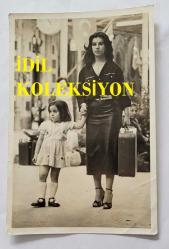 Efemera - TÜRK HALK MÜZİĞİ SANATÇISI HÜLYA SÜER'İN ORİJİNAL FOTOĞRAFI - 18 x 12 cm EBADINDA - HÜLYA SÜER, ''ONLAR DA MUTLU OLABİLİRLER'' FOTOROMANINDA KIZ ÇOCUĞUNUN ELİNİ TUTARKEN ÇEKİLMİŞ BİR KARE. 2 HAZİRAN 1979 - kitantik - kitaLog
