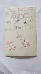 TÜRK HALK MÜZİĞİ SANATÇISI HÜLYA SÜER'İN ORİJİNAL FOTOĞRAFI - 18 x 12 cm EBADINDA - HÜLYA SÜER, ''ONLAR DA MUTLU OLABİLİRLER'' FOTOROMANINDA KIZ ÇOCUĞUNUN ELİNİ TUTARKEN ÇEKİLMİŞ BİR KARE. 2 HAZİRAN 1979