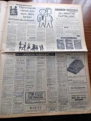 Milliyet Gazetesi - Turkish Newspaper - 18 Eylül 1966 - onları sen affet Gürsel yazan Abdi İpekçi Başmakale - Cemal Gürsel Bugün toprağa veriliyor - Cemal Gürsel'in naaşı Gülhane'den törenle alınarak meclisteki katafalka getirildi fotoğraf - Cemal Gürsel'e saygı duruşunda bulunan halk 3 kilometrelik kuyruk meydana getirdi Fotoğrafı - Kıbrıs'ta ablukanın kalkmasını istedik - Seramikçi Meral Kılıç İlhami Soysal'ın dövülmesi olayıyla ilgim yok dedi fotoğraf - Yerli Striptiz dansözü turist almanlarla dans ediyor fotoğraf - Robert kolej ve Türkiye - Cevdet Sunay ve Süleyman Demirel tatbikatı izleyecek - pazarlık yazan Halit Kıvanç çizen Altan Erbulak - Devlet Tiyatrosu perdelerine ekim başında açıyor - Işık Yenersu ecinniler'de Yıldırım Önal'da Medea isimli piyeslerde oynuyorlar Fotoğrafı - Altındağ Tiyatrosu Bu yıl mevsime İstanbul efendisi ile giriyor - Türkiye Ligi'nde ilk defa 4 şehirde 4 büyük maç - sporcular Cemal Gürsel için saygı duruşunda Fotoğrafı - Yılın sporcusu Kemal Öncü foto