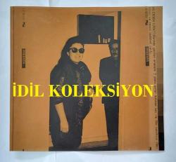 SİNEMA OYUNCUSU ALEV SAYIN'IN AJANS-BASIN FOTOĞRAFI (KAĞIT BASKI) - 20,5 x 19 cm EBADINDA - ESRAR OPERASYONUNDA SANATÇI ALEV SAYIN'IN BARINDA YAPILAN ARAMADA 2 PLAKA ESRAR BULUNDU. 1991