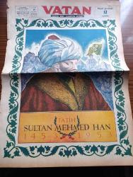 Vatan Gazetesi - Turkish Newspaper - 29 Mayıs 1953 - Fatih Sultan Mehmet Han tam sayfa çizimi - fethin 500. Yılı kutlu olsun - Fatih'in yolundayız yazan Ahmet Emin Yalman Başmakale - İstanbul Türk'tür Türk kalacak  kalacak - kadınlar tekkesi yazan Refik Halit Karay Yazı Dizisi - Fatih medresesi Talebe yurdu yüksek tahsil Derneği tarafından medrese avlusuna dikilen Fatih'in büstü Fotoğrafı - Batan Dumlupınar denizaltısı komutanı yüzbaşı Sabri Çelebioğlu'nun ifadesi alındı fotoğraf - Mark Twain rolündeki aktör Frederic March dün İstanbul'a geldi fotoğraf - Kore'den dönen hasta ve yaralılarımız - savarona komutanı yarbay Vedat Burak intibalarını anlattı - İstanbul'un fethi yazan Mehmet Şehitoğlu - Ayasofya - İstanbul'un fethinin kronolojisi - Fatih devrinde Osmanlı Türk sanatı yazan Profesör Doktor A. Süheyl Ünver - şiirlerde İstanbul yazan Oktay Akbal - Fethe ve Fatih'e ait fıkralar - Zeki Müren Siemens cidden harika bir radyo diyor - İstanbul Ankara İzmir Radyosu Programı - Arı bisküvi