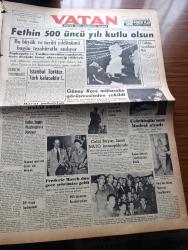 Vatan Gazetesi - Turkish Newspaper - 29 Mayıs 1953 - Fatih Sultan Mehmet Han tam sayfa çizimi - fethin 500. Yılı kutlu olsun - Fatih'in yolundayız yazan Ahmet Emin Yalman Başmakale - İstanbul Türk'tür Türk kalacak  kalacak - kadınlar tekkesi yazan Refik Halit Karay Yazı Dizisi - Fatih medresesi Talebe yurdu yüksek tahsil Derneği tarafından medrese avlusuna dikilen Fatih'in büstü Fotoğrafı - Batan Dumlupınar denizaltısı komutanı yüzbaşı Sabri Çelebioğlu'nun ifadesi alındı fotoğraf - Mark Twain rolündeki aktör Frederic March dün İstanbul'a geldi fotoğraf - Kore'den dönen hasta ve yaralılarımız - savarona komutanı yarbay Vedat Burak intibalarını anlattı - İstanbul'un fethi yazan Mehmet Şehitoğlu - Ayasofya - İstanbul'un fethinin kronolojisi - Fatih devrinde Osmanlı Türk sanatı yazan Profesör Doktor A. Süheyl Ünver - şiirlerde İstanbul yazan Oktay Akbal - Fethe ve Fatih'e ait fıkralar - Zeki Müren Siemens cidden harika bir radyo diyor - İstanbul Ankara İzmir Radyosu Programı - Arı bisküvi