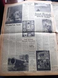 Vatan Gazetesi - Turkish Newspaper - 29 Mayıs 1953 - Fatih Sultan Mehmet Han tam sayfa çizimi - fethin 500. Yılı kutlu olsun - Fatih'in yolundayız yazan Ahmet Emin Yalman Başmakale - İstanbul Türk'tür Türk kalacak  kalacak - kadınlar tekkesi yazan Refik Halit Karay Yazı Dizisi - Fatih medresesi Talebe yurdu yüksek tahsil Derneği tarafından medrese avlusuna dikilen Fatih'in büstü Fotoğrafı - Batan Dumlupınar denizaltısı komutanı yüzbaşı Sabri Çelebioğlu'nun ifadesi alındı fotoğraf - Mark Twain rolündeki aktör Frederic March dün İstanbul'a geldi fotoğraf - Kore'den dönen hasta ve yaralılarımız - savarona komutanı yarbay Vedat Burak intibalarını anlattı - İstanbul'un fethi yazan Mehmet Şehitoğlu - Ayasofya - İstanbul'un fethinin kronolojisi - Fatih devrinde Osmanlı Türk sanatı yazan Profesör Doktor A. Süheyl Ünver - şiirlerde İstanbul yazan Oktay Akbal - Fethe ve Fatih'e ait fıkralar - Zeki Müren Siemens cidden harika bir radyo diyor - İstanbul Ankara İzmir Radyosu Programı - Arı bisküvi