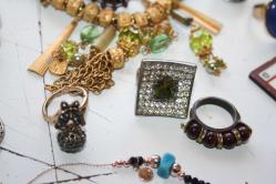 TAKI LOTU HEPSİDE  GÖNDERİLECEKTİR  HEPSİDE BİRBİRİNDEN DEĞERLİ ÜRÜNLER KAÇIRAN COK ÜZÜLÜR      (ANTİK KOLİ 5