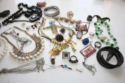 TAKI LOTU HEPSİDE  GÖNDERİLECEKTİR  HEPSİDE BİRBİRİNDEN DEĞERLİ ÜRÜNLER KAÇIRAN COK ÜZÜLÜR      (ANTİK KOLİ 5