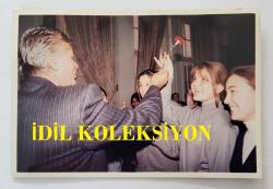 YEŞİLÇAM'IN UNUTULMAZ OYUNCUSU TAMER YİĞİT'İN ORİJİNAL 6'LI FOTOĞRAF SETİ - 12,5 x 8,5 cm EBADINDA - TAMER YİĞİT KATILDIĞI BİR OKUL SEMİNERİNDE KONUŞMA YAPRKEN, ÖĞRENCİ ve ÖĞRETİM GÖREVLİLERİYLE HATIRA POZLARI VERİRKEN ÇEKİLMİŞ 6 FARKLI KARE... ÖZEL ARŞİV