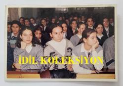 YEŞİLÇAM'IN UNUTULMAZ OYUNCUSU TAMER YİĞİT'İN ORİJİNAL 6'LI FOTOĞRAF SETİ - 12,5 x 8,5 cm EBADINDA - TAMER YİĞİT KATILDIĞI BİR OKUL SEMİNERİNDE KONUŞMA YAPRKEN, ÖĞRENCİ ve ÖĞRETİM GÖREVLİLERİYLE HATIRA POZLARI VERİRKEN ÇEKİLMİŞ 6 FARKLI KARE... ÖZEL ARŞİV