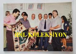 YEŞİLÇAM'IN UNUTULMAZ OYUNCUSU TAMER YİĞİT'İN ORİJİNAL 6'LI FOTOĞRAF SETİ - 12,5 x 8,5 cm EBADINDA - TAMER YİĞİT KATILDIĞI BİR OKUL SEMİNERİNDE KONUŞMA YAPRKEN, ÖĞRENCİ ve ÖĞRETİM GÖREVLİLERİYLE HATIRA POZLARI VERİRKEN ÇEKİLMİŞ 6 FARKLI KARE... ÖZEL ARŞİV