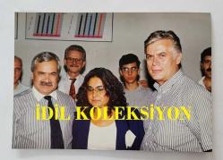 YEŞİLÇAM'IN UNUTULMAZ OYUNCUSU TAMER YİĞİT'İN ORİJİNAL 6'LI FOTOĞRAF SETİ - 12,5 x 8,5 cm EBADINDA - TAMER YİĞİT KATILDIĞI BİR OKUL SEMİNERİNDE KONUŞMA YAPRKEN, ÖĞRENCİ ve ÖĞRETİM GÖREVLİLERİYLE HATIRA POZLARI VERİRKEN ÇEKİLMİŞ 6 FARKLI KARE... ÖZEL ARŞİV