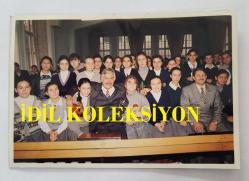YEŞİLÇAM'IN UNUTULMAZ OYUNCUSU TAMER YİĞİT'İN ORİJİNAL 6'LI FOTOĞRAF SETİ - 12,5 x 8,5 cm EBADINDA - TAMER YİĞİT KATILDIĞI BİR OKUL SEMİNERİNDE KONUŞMA YAPRKEN, ÖĞRENCİ ve ÖĞRETİM GÖREVLİLERİYLE HATIRA POZLARI VERİRKEN ÇEKİLMİŞ 6 FARKLI KARE... ÖZEL ARŞİV
