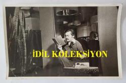 YEŞİLÇAM'IN UNUTULMAZ OYUNCUSU TAMER YİĞİT'İN ORİJİNAL FOTOĞRAFI - 18 x 11,5 cm EBADINDA - TAMER YİĞİT KİTAP OKURKEN ÇEKİLMİŞ BİR KARE