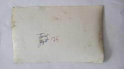 YEŞİLÇAM'IN UNUTULMAZ OYUNCUSU TAMER YİĞİT'İN ORİJİNAL FOTOĞRAFI - 18 x 11,5 cm EBADINDA - TAMER YİĞİT KİTAP OKURKEN ÇEKİLMİŞ BİR KARE