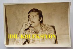 YEŞİLÇAM'IN UNUTULMAZ OYUNCUSU TAMER YİĞİT'İN ORİJİNAL 3'LÜ FOTOĞRAF SETİ - 18 x 12 cm EBADINDA - TAMER YİĞİT KARELİ GÖMLEĞİYLE POZ VERİRKEN ÇEKİLMİŞ 3 FARKLI KARE