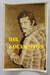 YEŞİLÇAM'IN UNUTULMAZ OYUNCUSU TAMER YİĞİT'İN ORİJİNAL 3'LÜ FOTOĞRAF SETİ - 18 x 12 cm EBADINDA - TAMER YİĞİT KARELİ GÖMLEĞİYLE POZ VERİRKEN ÇEKİLMİŞ 3 FARKLI KARE