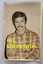 YEŞİLÇAM'IN UNUTULMAZ OYUNCUSU TAMER YİĞİT'İN ORİJİNAL 3'LÜ FOTOĞRAF SETİ - 18 x 12 cm EBADINDA - TAMER YİĞİT KARELİ GÖMLEĞİYLE POZ VERİRKEN ÇEKİLMİŞ 3 FARKLI KARE