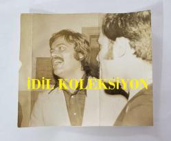 YEŞİLÇAM'IN UNUTULMAZ OYUNCUSU TAMER YİĞİT'İN ORİJİNAL FOTOĞRAFI - 12 x 11 cm EBADINDA - TAMER YİĞİT GÜLÜMSERKEN ÇEKİLMİŞ BİR KARE