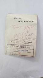 YEŞİLÇAM'IN UNUTULMAZ OYUNCUSU TAMER YİĞİT'İN ORİJİNAL FOTOĞRAFI - 10,5 x 8 cm EBADINDA - TAMER YİĞİT AYAKTA GÜLÜMSERKEN ÇEKİLMİŞ BİR KARE