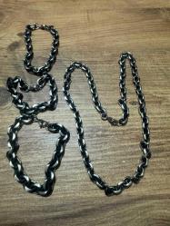 Antrasit Gri Çelik Zincir Set - Kolye ve 3 Adet Bileklik Yüksek kaliteli, kararma yapmayan antrasit gri (füme) kaplama çelik. 1 adet uzun kolye ve 3adet uyumlu bileklik (Tam set). Modern 