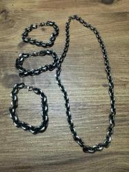 Antrasit Gri Çelik Zincir Set - Kolye ve 3 Adet Bileklik Yüksek kaliteli, kararma yapmayan antrasit gri (füme) kaplama çelik. 1 adet uzun kolye ve 3adet uyumlu bileklik (Tam set). Modern 