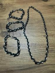 Antrasit Gri Çelik Zincir Set - Kolye ve 3 Adet Bileklik Yüksek kaliteli, kararma yapmayan antrasit gri (füme) kaplama çelik. 1 adet uzun kolye ve 3adet uyumlu bileklik (Tam set). Modern 