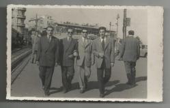 Efemera - FOTO METİN - İSTANBUL / TAKSİM MEYDANI'NDA DÖRT ŞIK ADAM FOTOĞRAFI... - kitantik - kitaLog