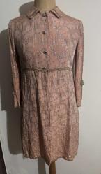 Vintage 1960'lar  Brokar Ceket Elbise - Koleksiyonluk Parça 60’ların sonu, 70’lerin başına ait, gerçek bir dönem parçasıdır. Somon rengi üzerine altın sarısı simli brokar kumaşıyla son derece zarif ve ağır bir duruşu vardır. İmparator (Empire) bel kesimi ve A-form etek. Yaka, bel ve kollarda gold biyeler; dönemine uygun metalik düğmeler.