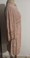 Vintage 1960'lar  Brokar Ceket Elbise - Koleksiyonluk Parça 60’ların sonu, 70’lerin başına ait, gerçek bir dönem parçasıdır. Somon rengi üzerine altın sarısı simli brokar kumaşıyla son derece zarif ve ağır bir duruşu vardır. İmparator (Empire) bel kesimi ve A-form etek. Yaka, bel ve kollarda gold biyeler; dönemine uygun metalik düğmeler.