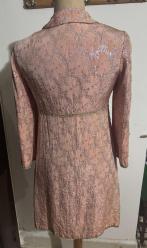 Vintage 1960'lar  Brokar Ceket Elbise - Koleksiyonluk Parça 60’ların sonu, 70’lerin başına ait, gerçek bir dönem parçasıdır. Somon rengi üzerine altın sarısı simli brokar kumaşıyla son derece zarif ve ağır bir duruşu vardır. İmparator (Empire) bel kesimi ve A-form etek. Yaka, bel ve kollarda gold biyeler; dönemine uygun metalik düğmeler.
