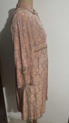 Vintage 1960'lar  Brokar Ceket Elbise - Koleksiyonluk Parça 60’ların sonu, 70’lerin başına ait, gerçek bir dönem parçasıdır. Somon rengi üzerine altın sarısı simli brokar kumaşıyla son derece zarif ve ağır bir duruşu vardır. İmparator (Empire) bel kesimi ve A-form etek. Yaka, bel ve kollarda gold biyeler; dönemine uygun metalik düğmeler.